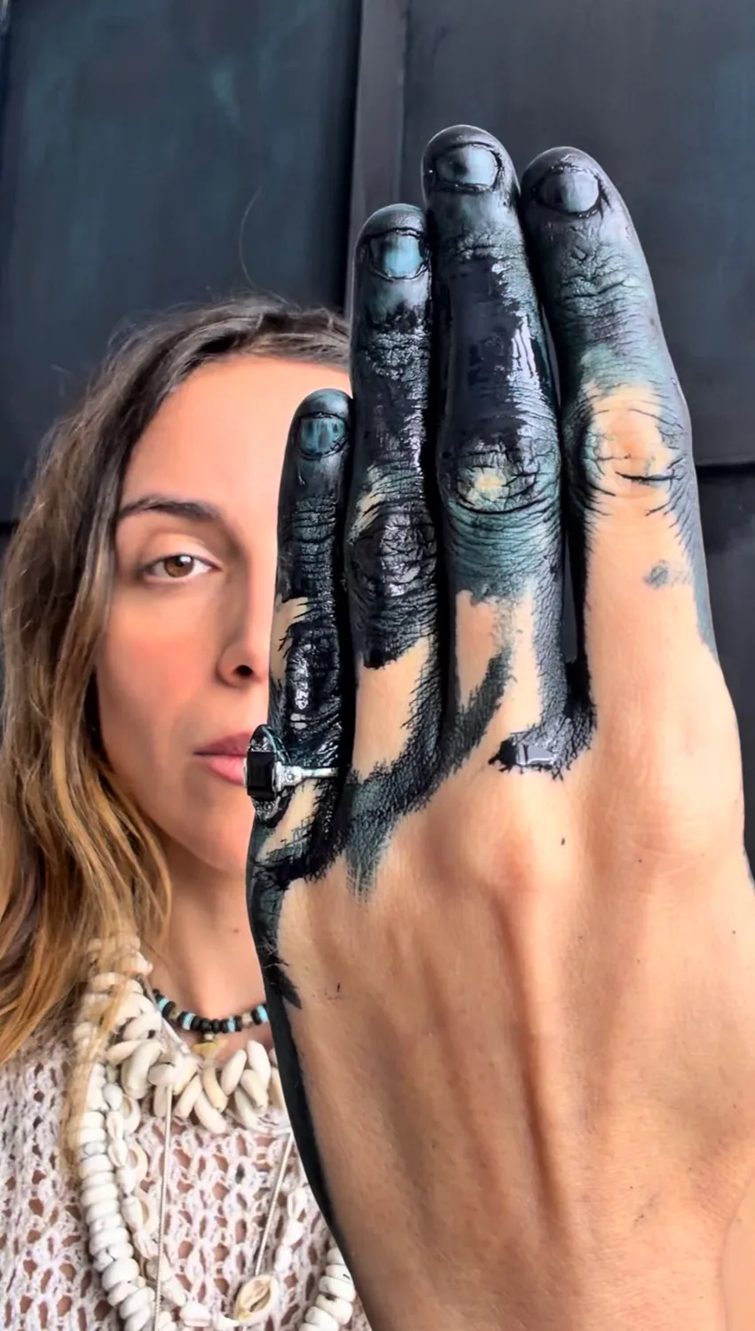 Ma main couverte de peinture devant mon visage
