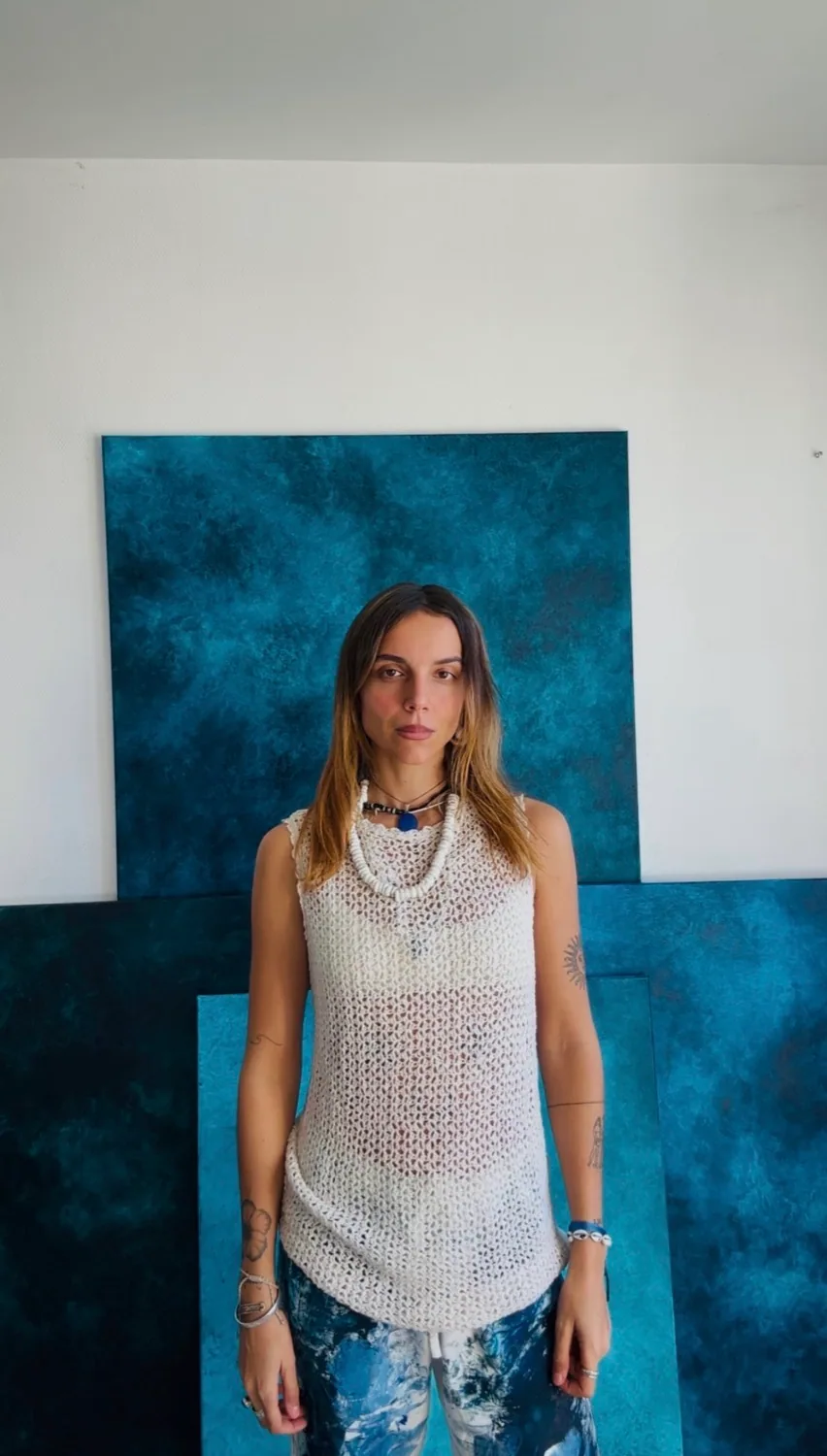 Devant mes toiles bleues, dans l'atelier
