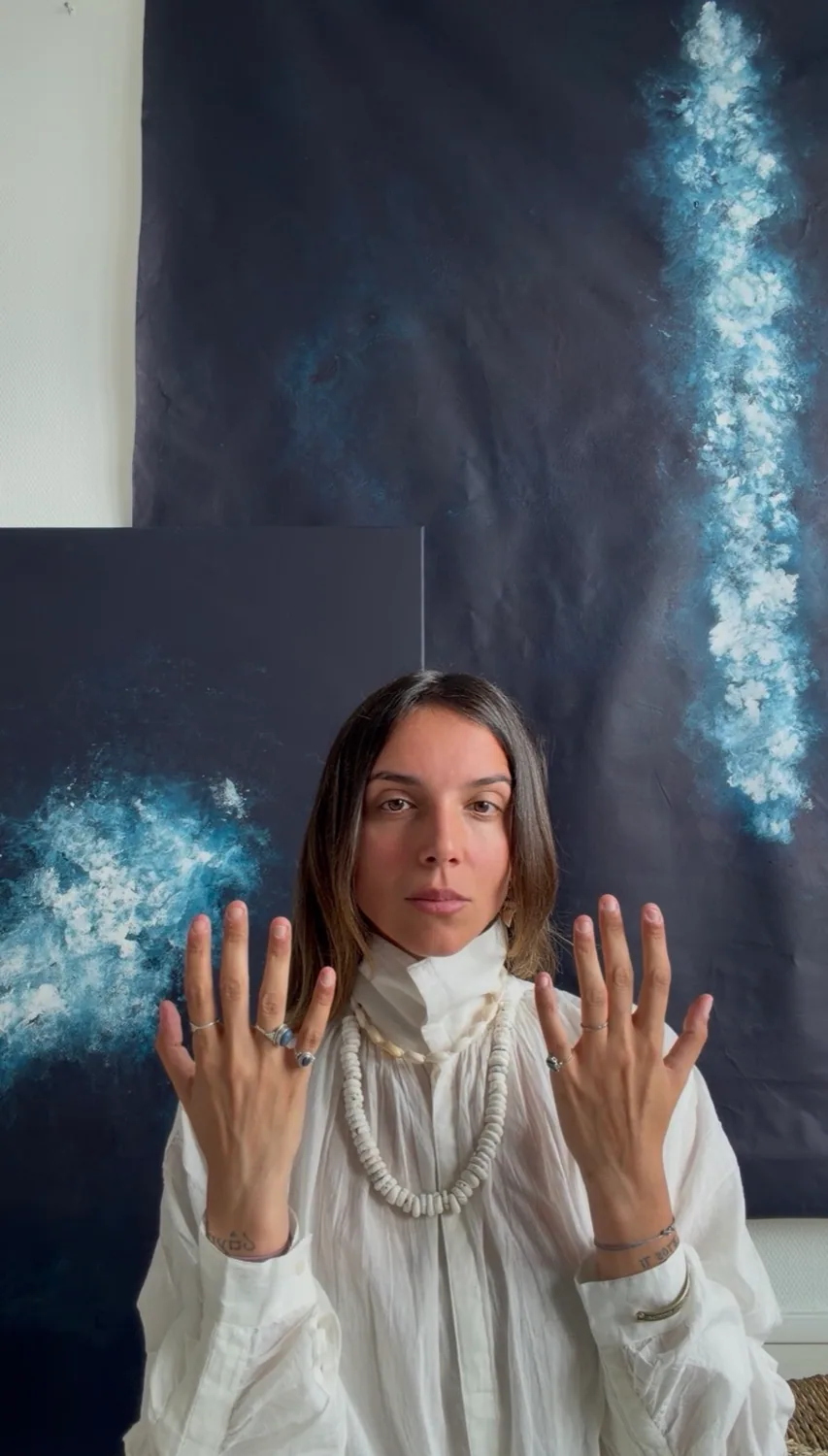Devant mes toiles, les mains levées