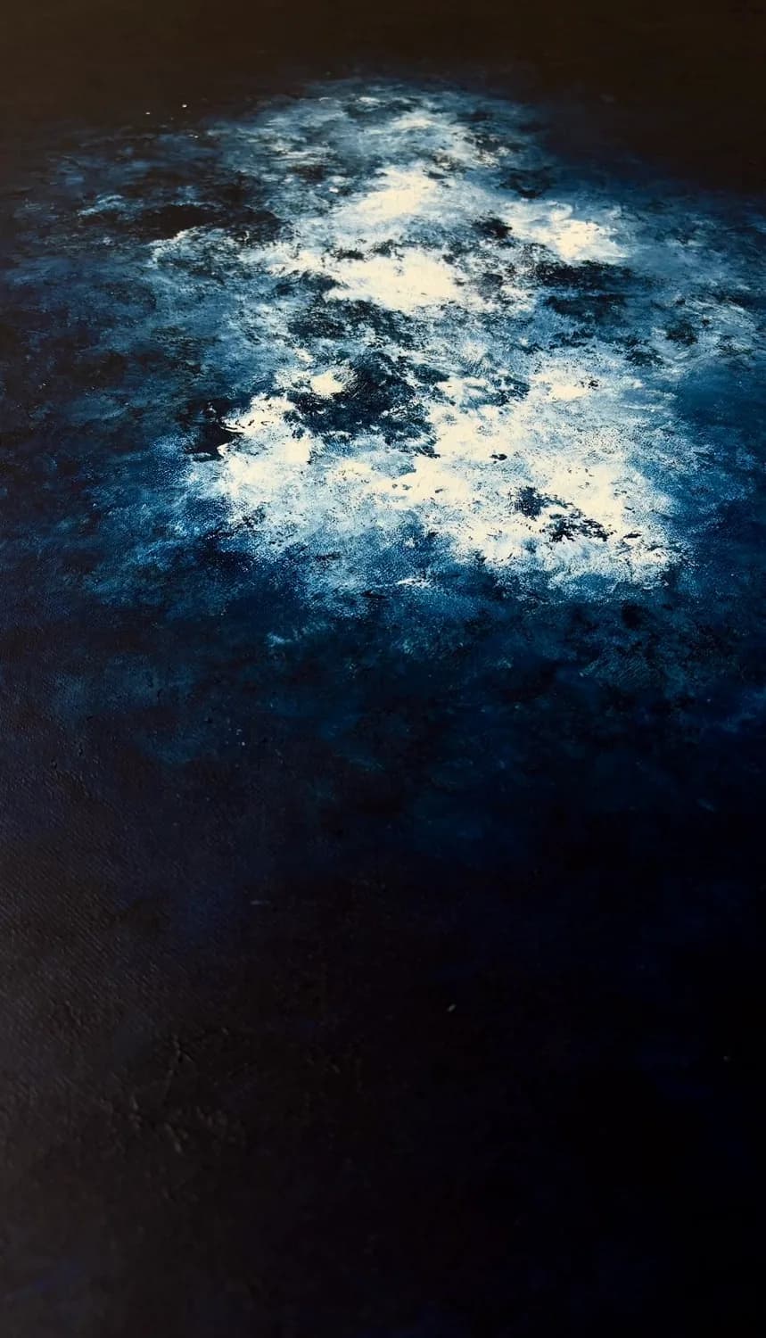 Toile de la série Écume, traces blanches au centre sur bleu profond