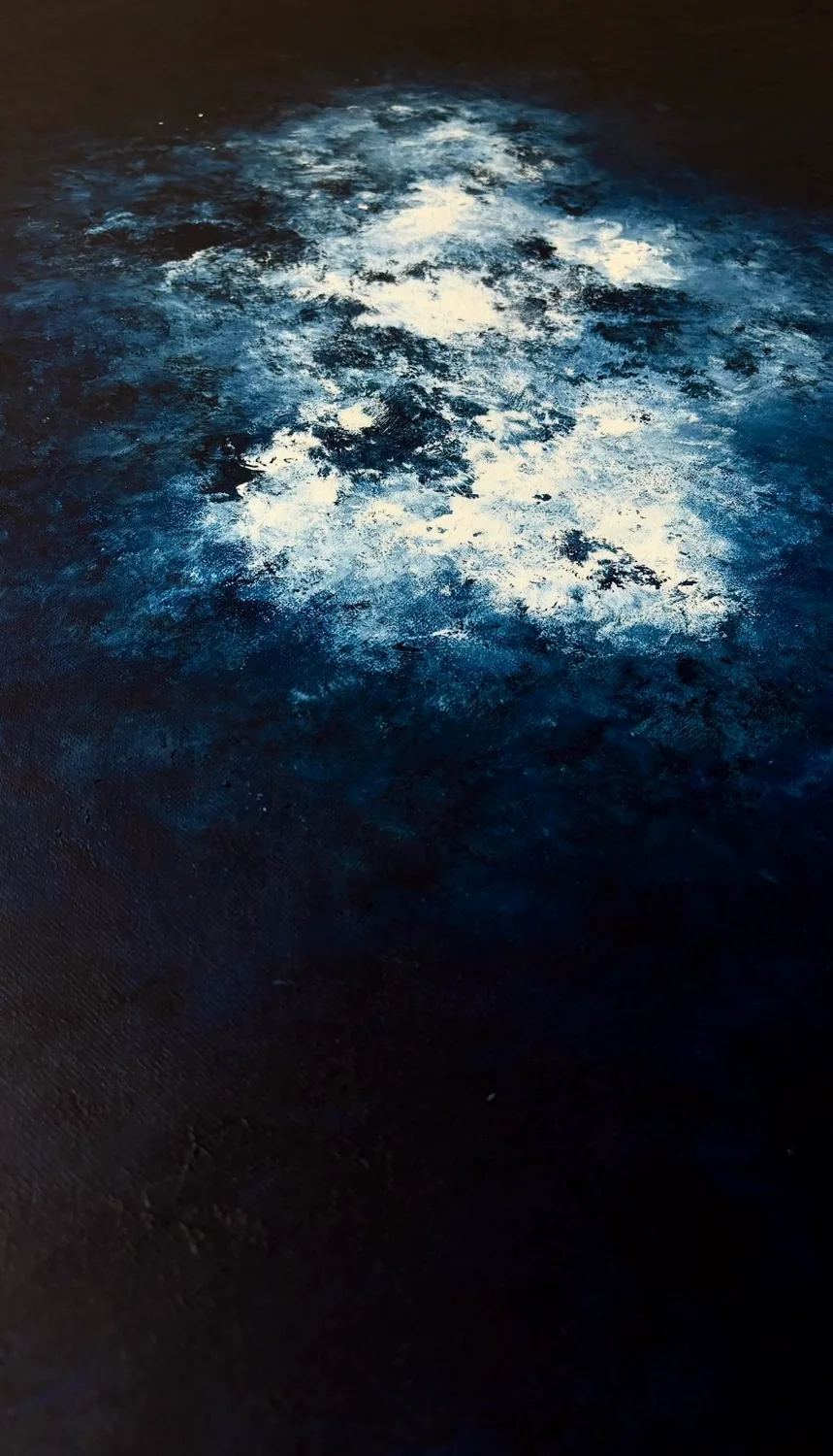 Toile de la série Écume, traces blanches au centre sur bleu profond