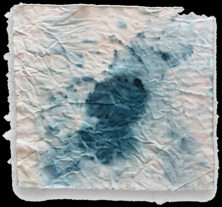 Marnage 02, coton teinté au bleu et travaillé au sel, 35 × 35 cm
