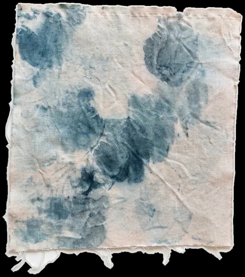 Marnage 06, coton teinté au bleu et travaillé au sel, 35 × 35 cm