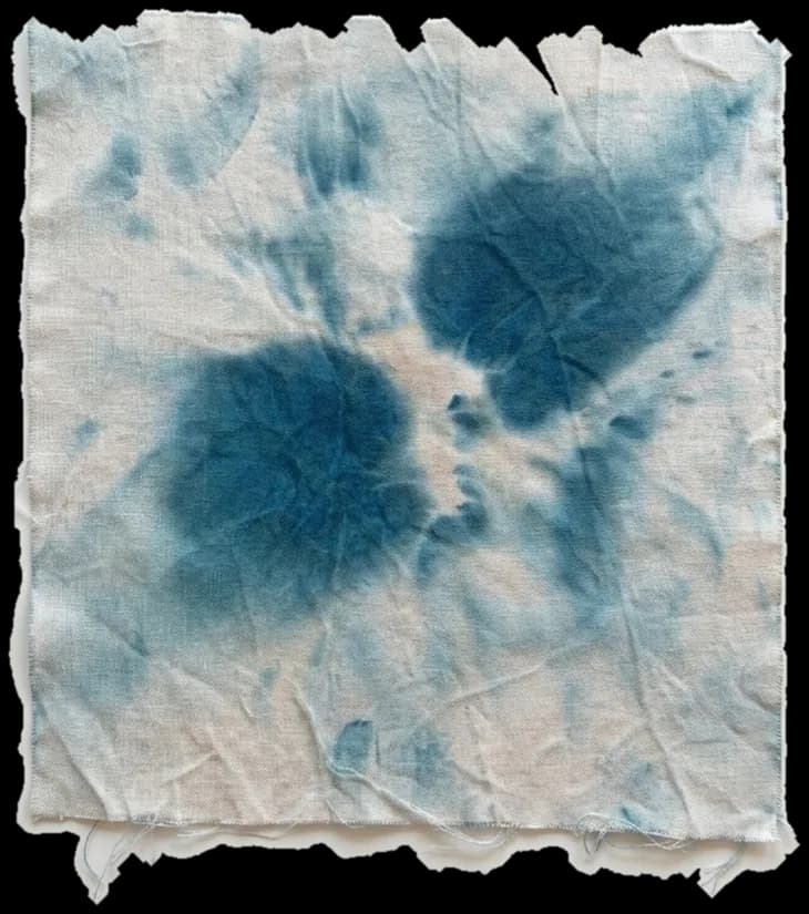 Marnage 07, coton teinté au bleu et travaillé au sel, 35 × 35 cm