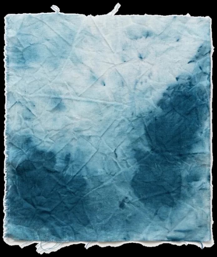 Marnage 10, coton teinté au bleu et travaillé au sel, 35 × 35 cm