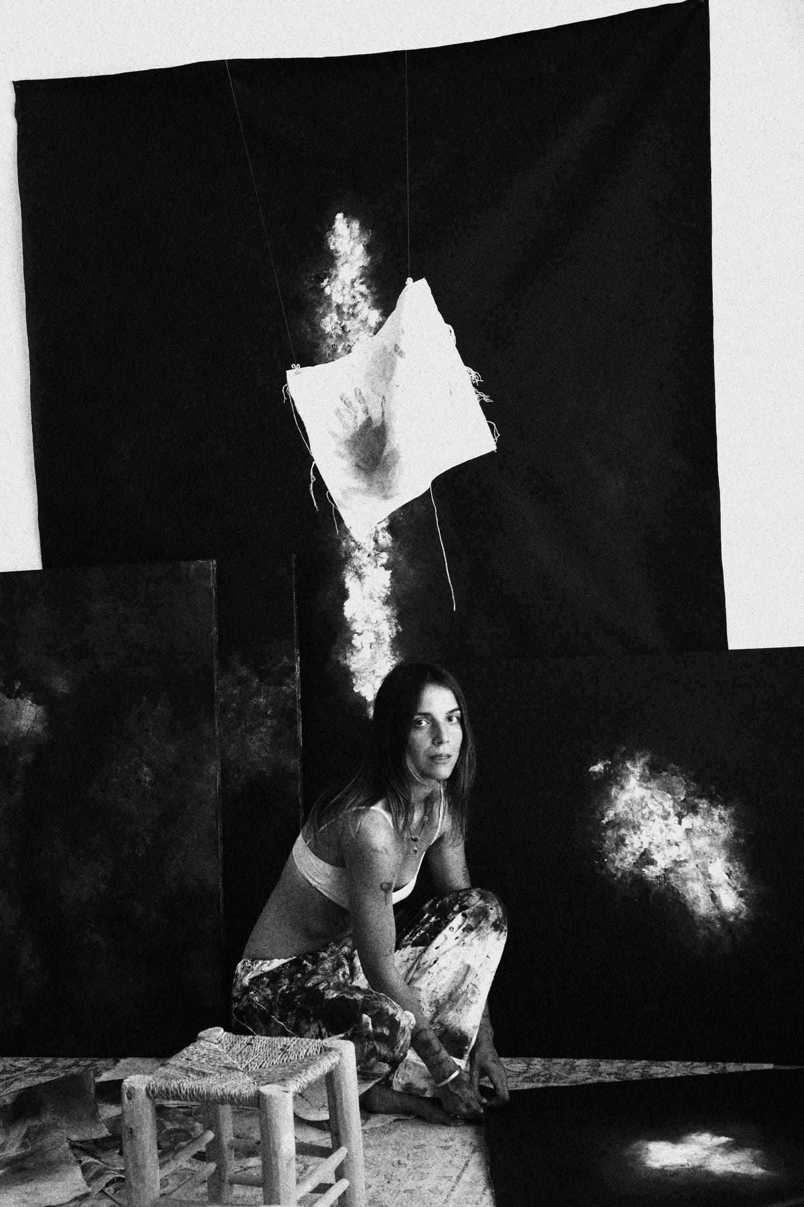 L'atelier en entier, les toiles noires et le lin