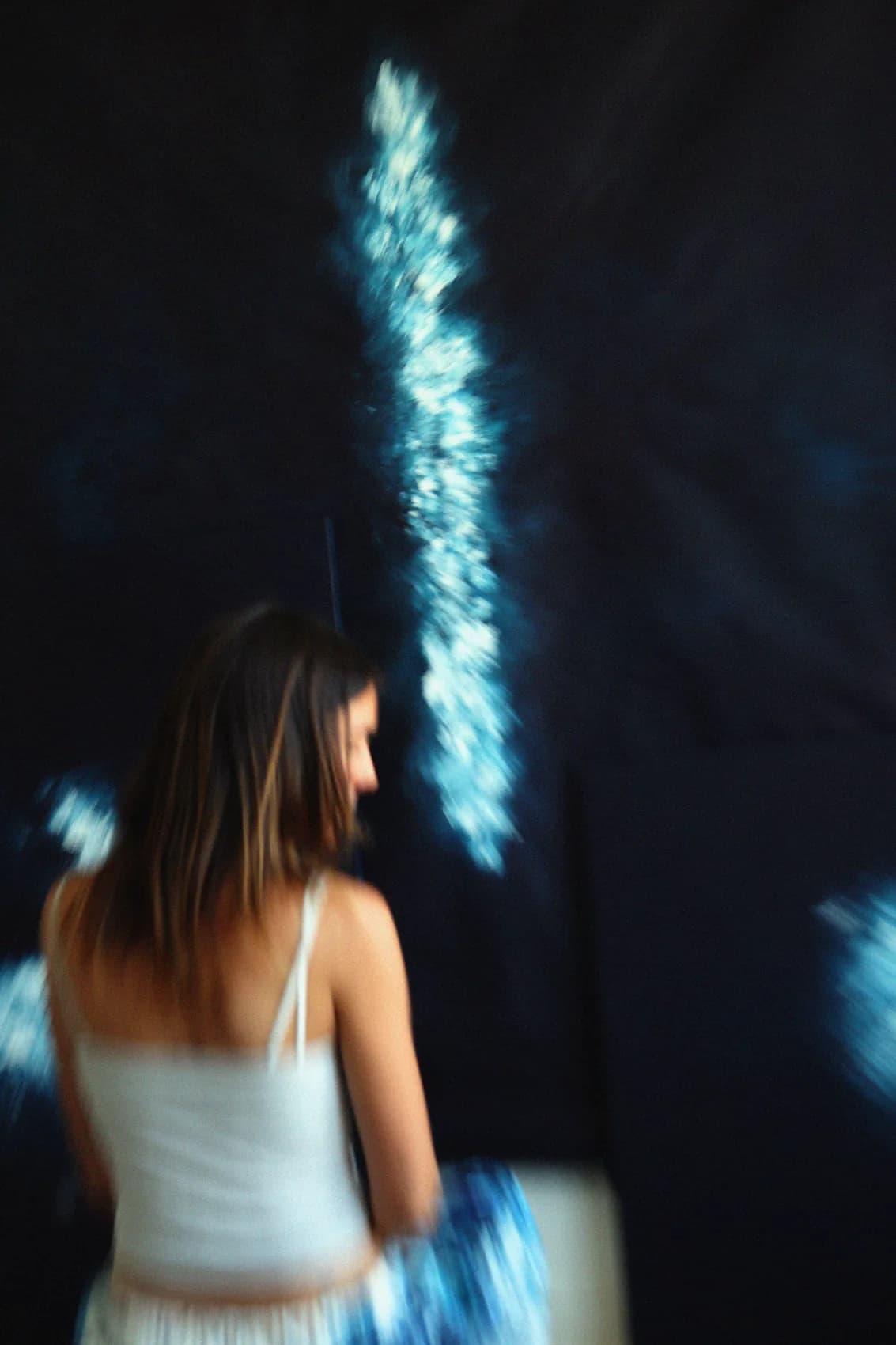 De dos, l'écume bleue emportée par le mouvement