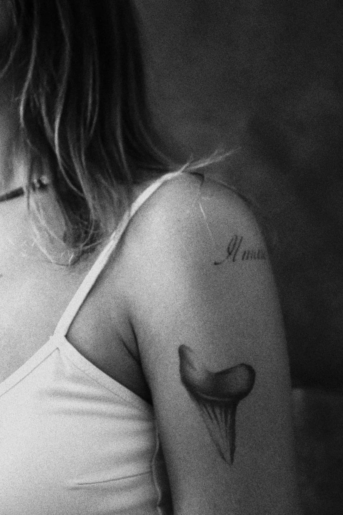 L'épaule et le tatouage de dent de requin