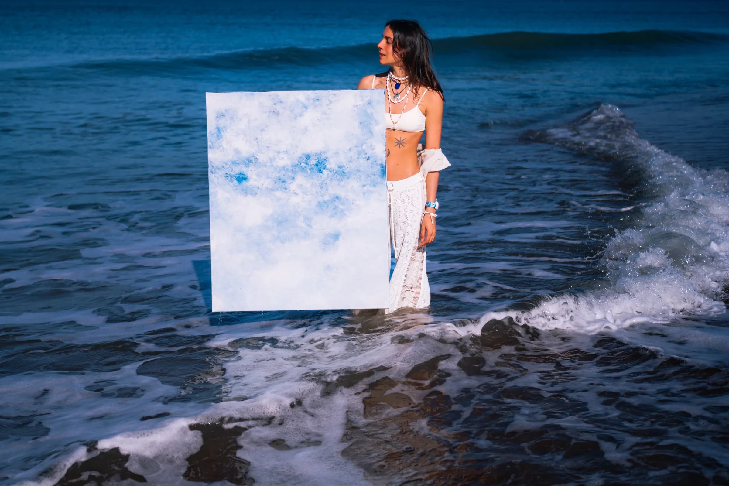 La vague passe derrière la toile claire