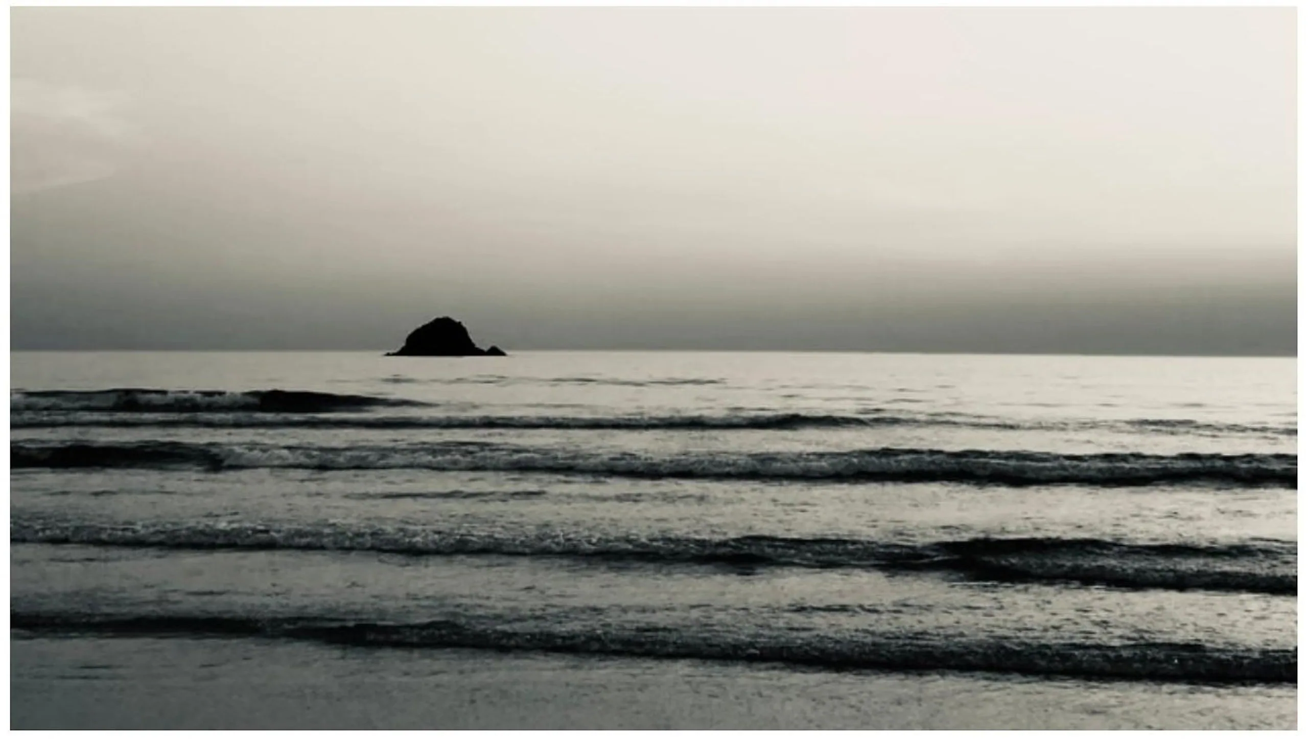 Le littoral de la presqu'île de Crozon, marée basse en noir et blanc