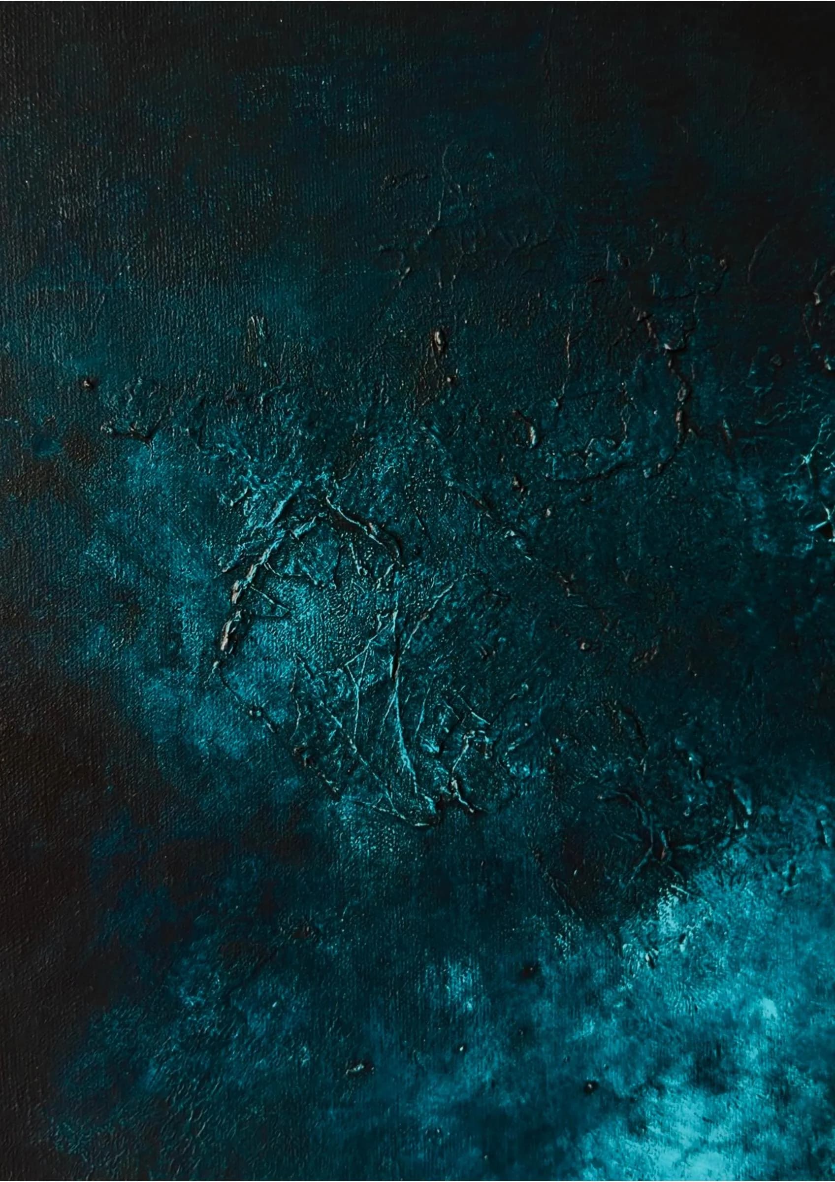 Gros plan sur la matière d'une toile, bleu profond et relief